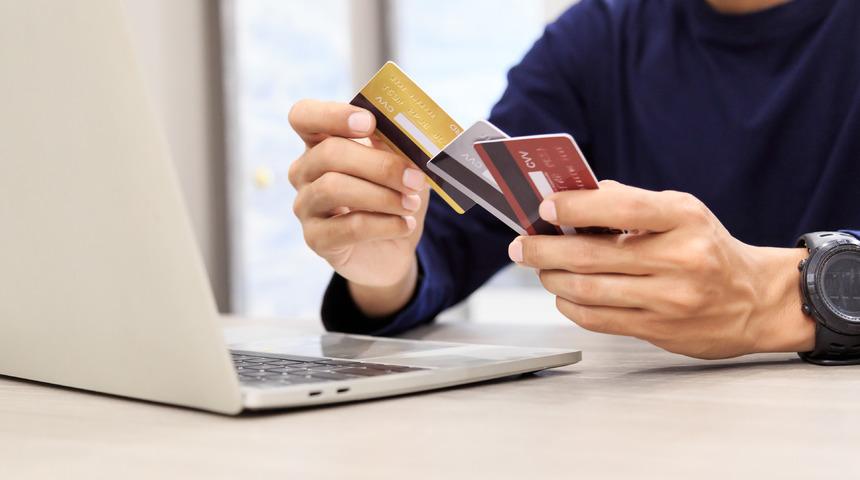 Kredi kartının limiti aşılırsa ne olur? Kredi kartı limit aşımı kredi notunu düşürür mü?