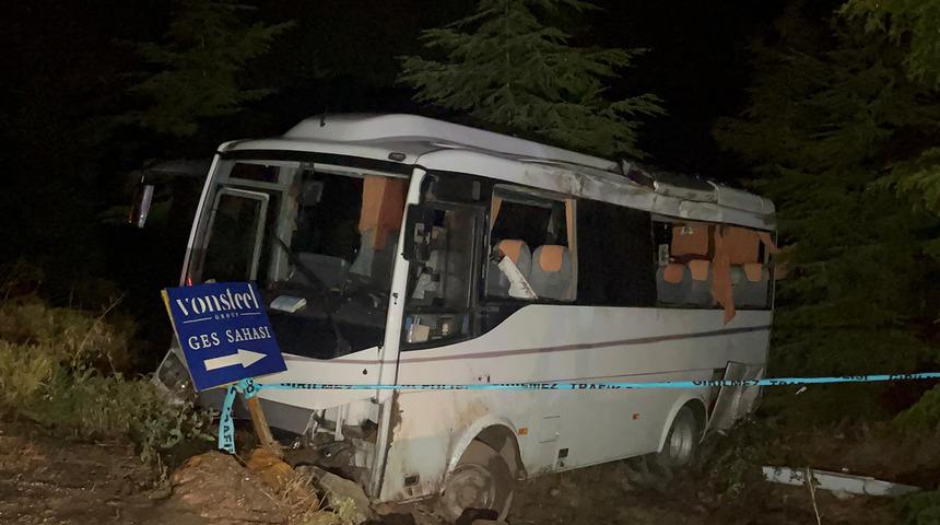 Polisleri taşıyan midibüs şarampole uçtu! 14'ü polis 15 kişi yaralandı