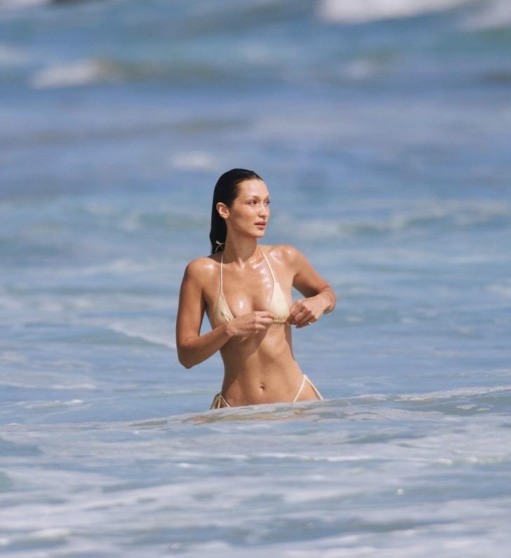 Bella Hadid Malibu tatilinde görüntülendi! Bikinisini kontrol etmekte zorlandı G3