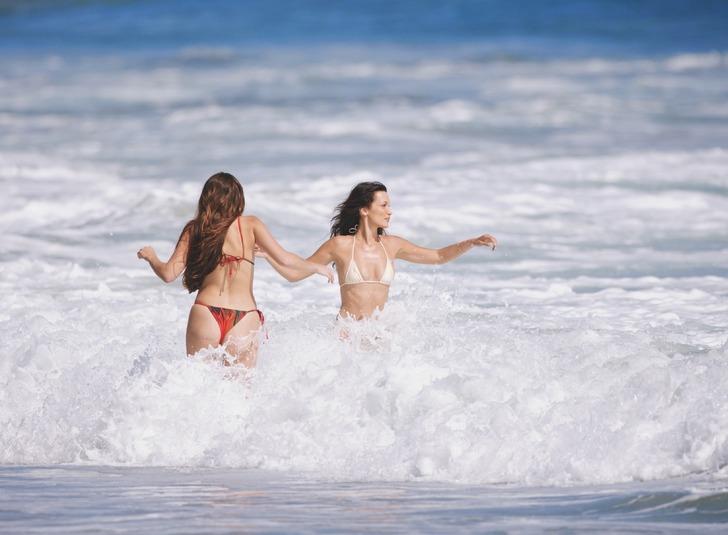 Bella Hadid Malibu tatilinde görüntülendi! Bikinisini kontrol etmekte zorlandı G5