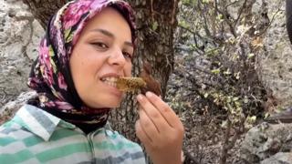 Arılarla oynadı, kurtçuk yedi… Doğayla iç içe kızın yaptıkları olay oldu