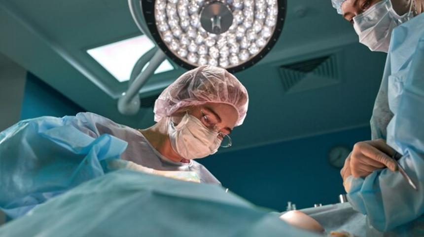 Doktor ameliyata genç kızını aldı, hastanın kafasına delik açtırdı. Olay savcılığa taşındı