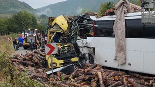 Son dakika | Zonguldak'ta yolcu otobüsüyle yük kamyonu kafa kafaya çarpıştı! 2 ölü, 23 yaralı var: Bir şerit ihlali var tabii