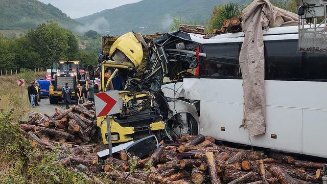 Son dakika | Zonguldak'ta yolcu otobüsüyle yük kamyonu kafa kafaya çarpıştı! 2 ölü, 23 yaralı var: Bir şerit ihlali var tabii