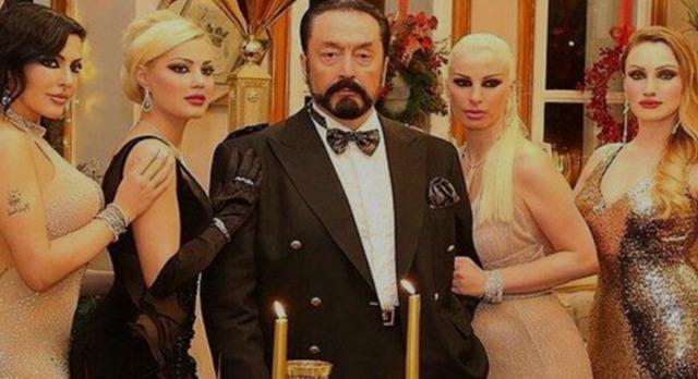 Ahu Tuğba'nın ölümü sonrası Adnan Oktar ile fotoğrafı yeniden gündem oldu! "Ben kimsenin kediciği olmam" 640xauto