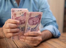 Emekli maaşı alıp, çalışanlar dikkat! Bankalar binlerce kağıdın arasında saklayarak veriyordu: Yargıtay'dan emekli aylığına haciz kararı...