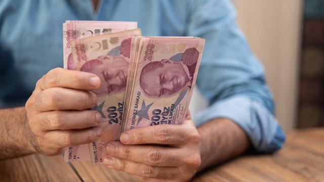 Emekli maaşı alıp, çalışanlar dikkat! Bankalar binlerce kağıdın arasında saklayarak veriyordu: Yargıtay'dan emekli aylığına haciz kararı...