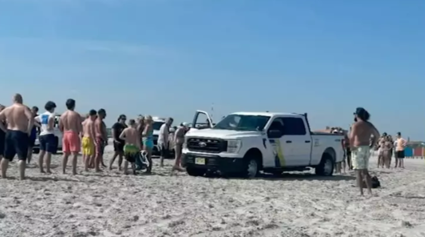 Korkunç kaza! Çığlık çığlığa bağırarak durmasını istediler ama sahilde güneşlenen kadın polis arabası tarafından ezildi