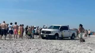 Korkunç kaza! Çığlık çığlığa bağırarak durmasını istediler ama sahilde güneşlenen kadın polis arabası tarafından ezildi