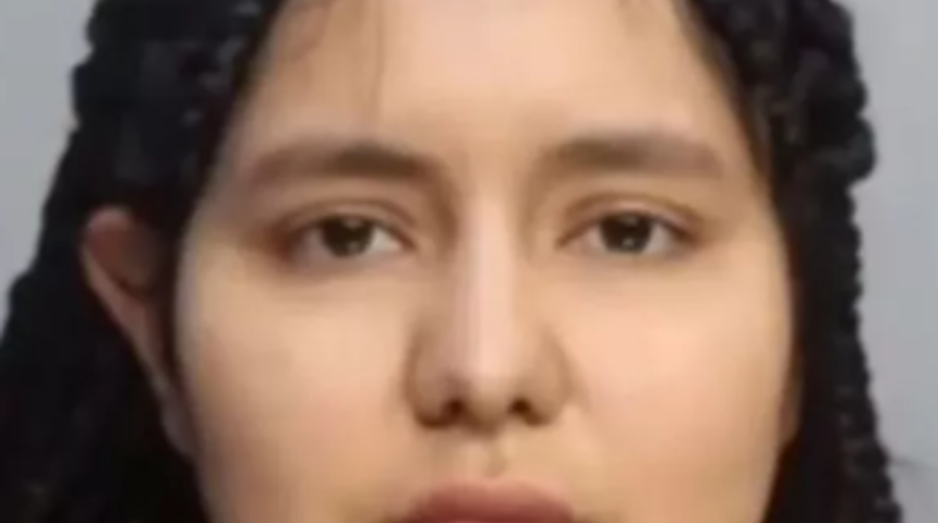 Estetik ameliyat yaptırmak için hastaneye giden anne 3 yaşındaki çocuğunu evde yalnız başına bıraktı! Komşuları çareyi polisi aramakta buldu