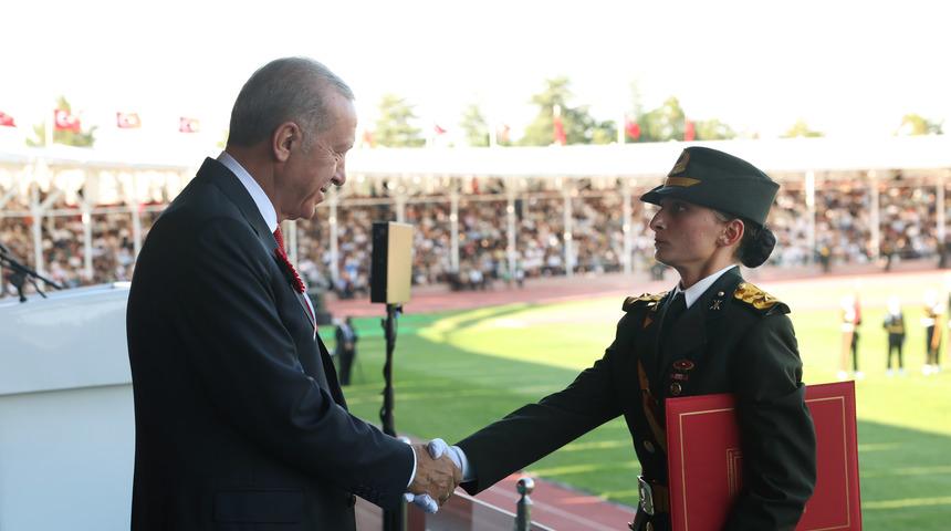 Diplomasını Cumhurbaşkanı Erdoğan'ın elinden almıştı! Ebru Eroğlu dahil 4 teğmenin ifadesi alındı