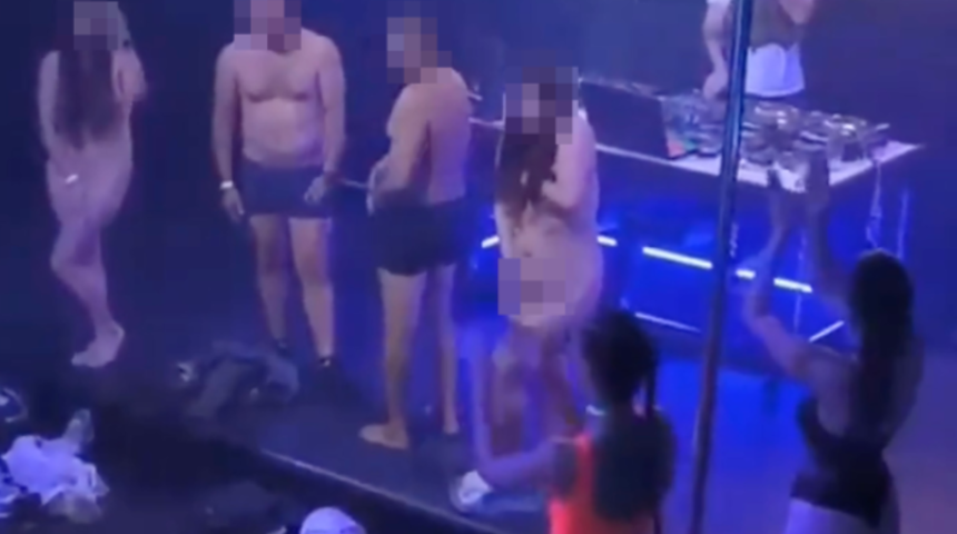 Son model akıllı telefonu kazanmak için sahneye çıktılar! Çıplak şova polis baskın düzenledi... "Bunu yaptığım için çok utanıyorum"