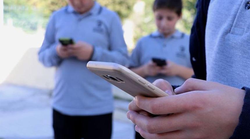 Hollanda'da okullarda akıllı telefon yasaklandı