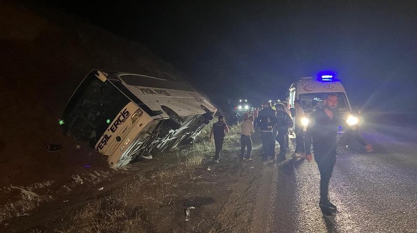 Sivas'ta yolcu otobüsü devrildi: 24 yaralı