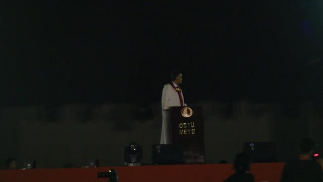 ODTÜ mezuniyet töreninde öğrencilerden rektör protestosu! Konuşması sırasında elektrikler kesildi