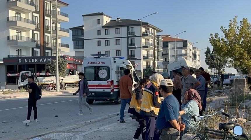 Aksaray'da mevsimlik işçileri taşıyan minibüs ile otomobil çarpıştı, 15 kişi yaralandı