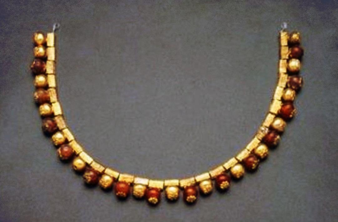 1970'lerde Manisa'dan ka&ccedil;ırılmış! 2 bin 700 yıllık paha bi&ccedil;ilemeyen Bintepeler kolyesi T&uuml;rkiye'ye iade edildi