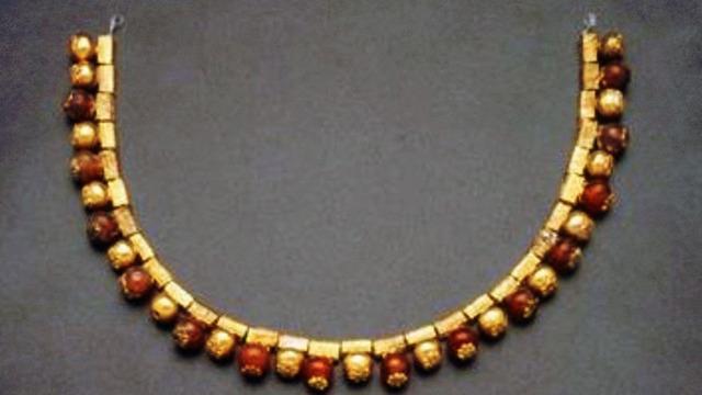 1970'lerde Manisa'dan kaçırılmış! 2 bin 700 yıllık paha biçilemeyen Bintepeler kolyesi Türkiye'ye iade edildi