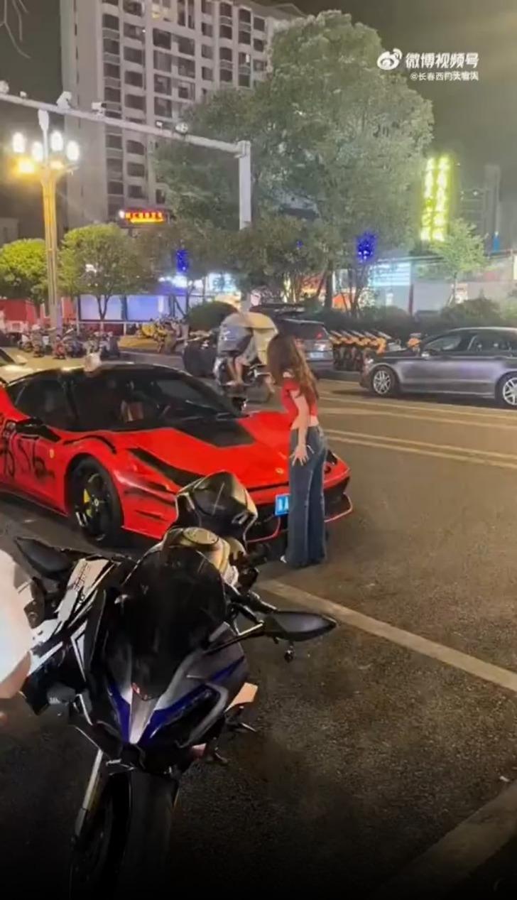 Kendisini aldatan sevgilisinden aldığı intikam aracı oldu! Lüks aracına sprey boyayla hakaretler yazdı... Kimse engel olamadı G2