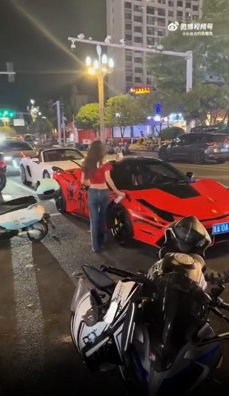 Kendisini aldatan sevgilisinden aldığı intikam aracı oldu! Lüks aracına sprey boyayla hakaretler yazdı... Kimse engel olamadı G3