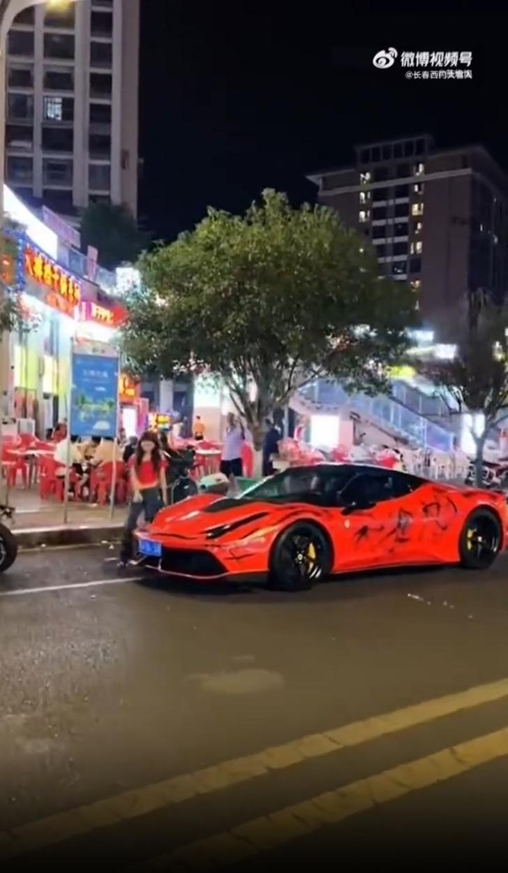 Kendisini aldatan sevgilisinden aldığı intikam aracı oldu! Lüks aracına sprey boyayla hakaretler yazdı... Kimse engel olamadı G4