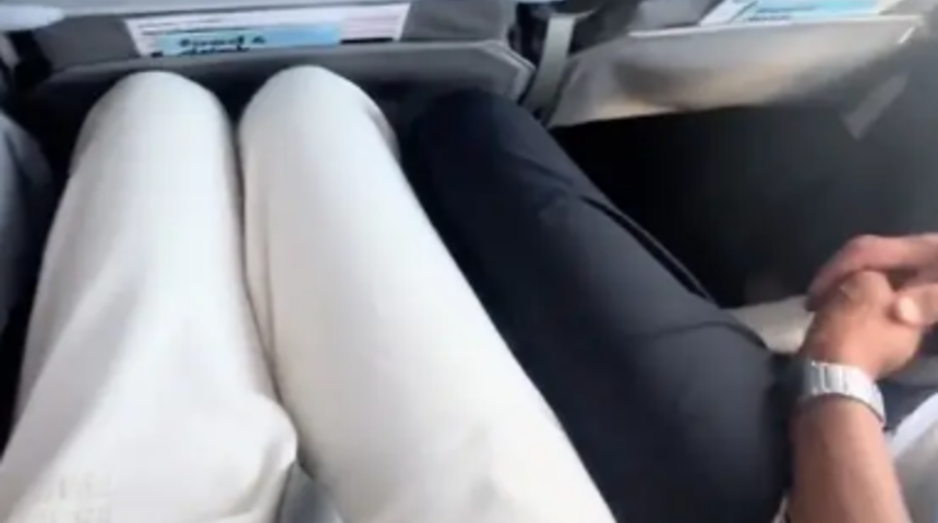 Sosyal medyadan uçak seyahatini paylaştı! "Bir uçakta 2 erkek yolcunun arasında sıkışıp kaldım"