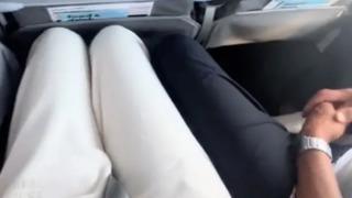 Sosyal medyadan uçak seyahatini paylaştı! Bir uçakta 2 erkek yolcunun arasında sıkışıp kaldım