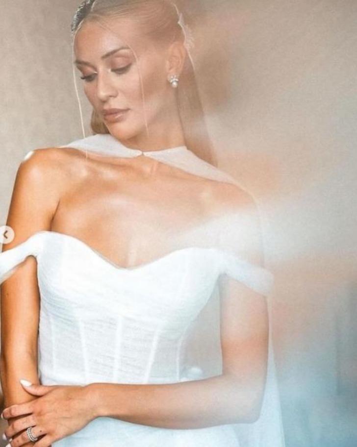 Acun Ilıcalı'nın eşi Ayça Çağla Altunkaya gelinliğiyle mest etti! Düğün sırasındaki mini elbisenin fiyatı olay... G2