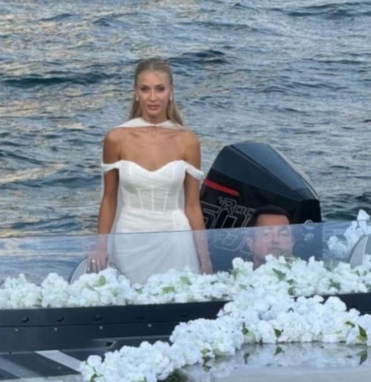 Acun Ilıcalı'nın eşi Ayça Çağla Altunkaya gelinliğiyle mest etti! Düğün sırasındaki mini elbisenin fiyatı olay... G3