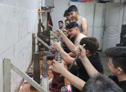 Bu dükkandan çıkan toz bile kıymetli! Çalışanların elbiselerini dahi yakıyorlar, hiçbir şey dışarı çıkmıyor 'Değeri yüksek olduğu için insanlar aşırı talep ediyor'