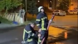 İki itfaiye personeli Tiktok'ta viral olan sevgili akımını yaptı, ortaya komik görüntüler çıktı
