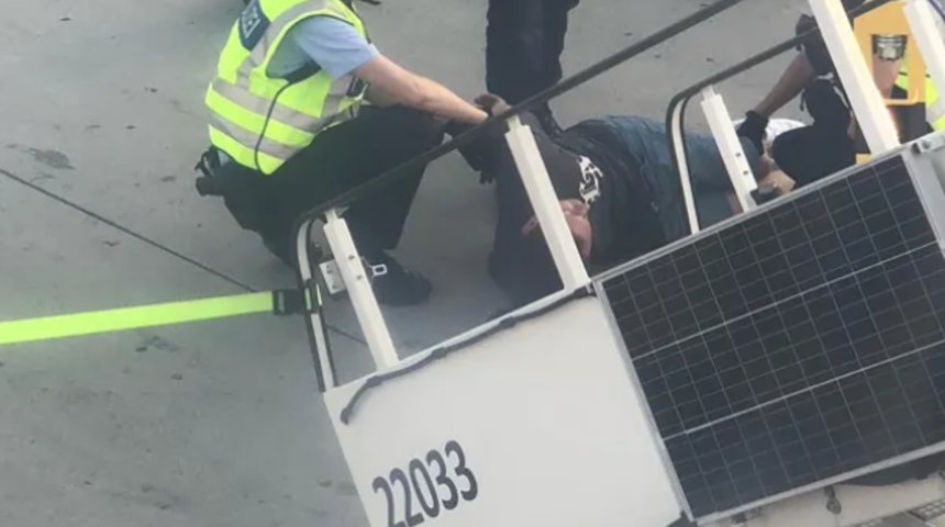 Uçakta hareketli dakikalar! Sarhoş yolcu kokpite girmeye çalıştı... Alkışlar arasında böyle gözaltına alındı