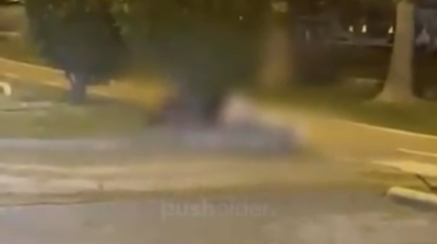 Kimseye aldırış etmediler! Atakum sahilinde bir &ccedil;ift uygunsuz hareketlerde bulundu