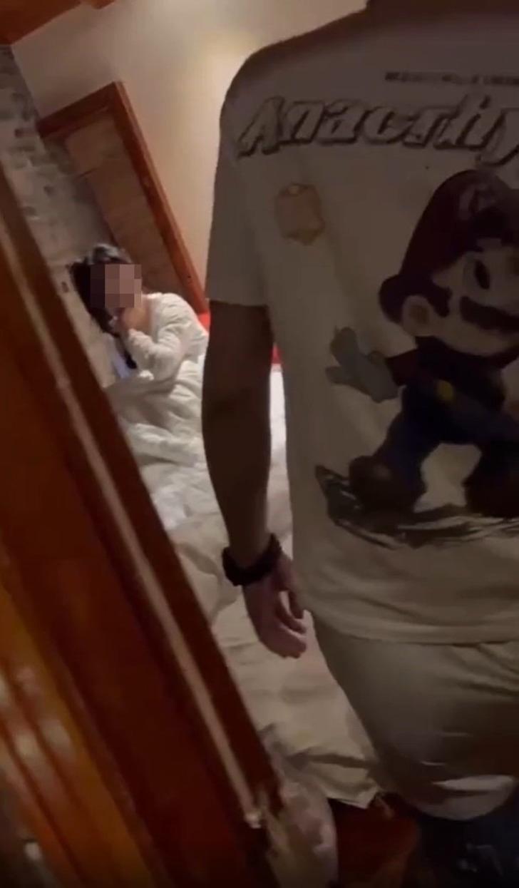 Karısını otel odasında başka bir adamla aynı yatakta basan koca ihaneti böyle ifşa etti! Bir de 5 yaşındaki kızı da odadaymış... "Hemen boşa" G4