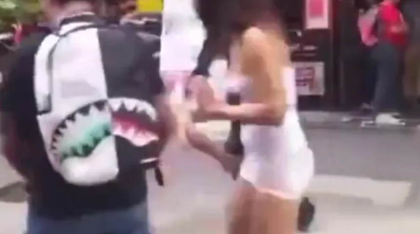 Müstehcen yıldıza sokak ortasında saldırı! Kız arkadaşıyla alışveriş yaparken bir anda saldırıya uğradı... "Gerçek bir iş bul"