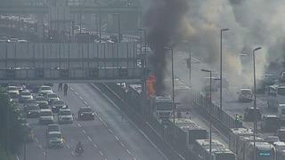 SON DAKİKA | İstanbul'da metrobüs yangını! İşte o anlar... Dumanlar böyle yükseldi