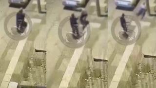 Sosyal medya bu görüntüleri konuşuyor! Yavaş yürüyor diye yaşlı adama kafa attı