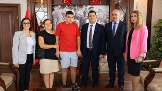 Şiddet gören otizmli gence Başkan Çerkez sahip çıktı