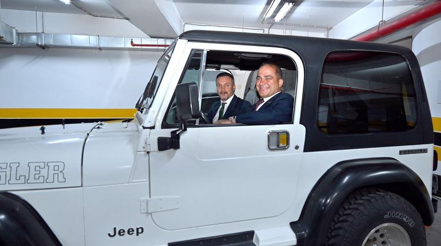 MHP lideri Bahçeli, garajındaki klasik cipini iş insanı Ali Uçak'a hediye etti