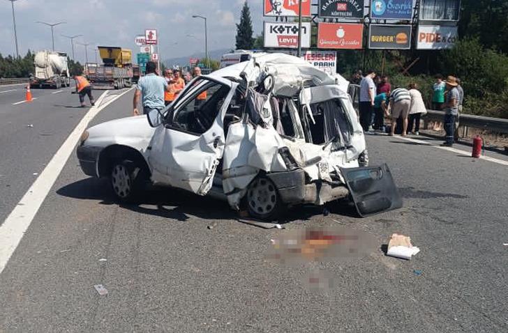 TEM'de feci kaza! TIR'ın çarptığı hafif ticari araç kağıt gibi ezildi: 1'i ağır, 2 yaralı 19088495-728xauto