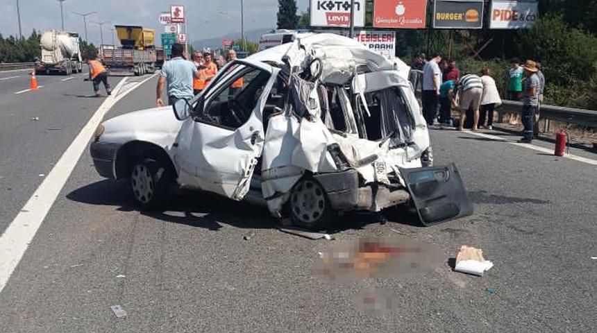 TEM'de feci kaza! TIR'ın çarptığı hafif ticari araç kağıt gibi ezildi: 1'i ağır, 2 yaralı