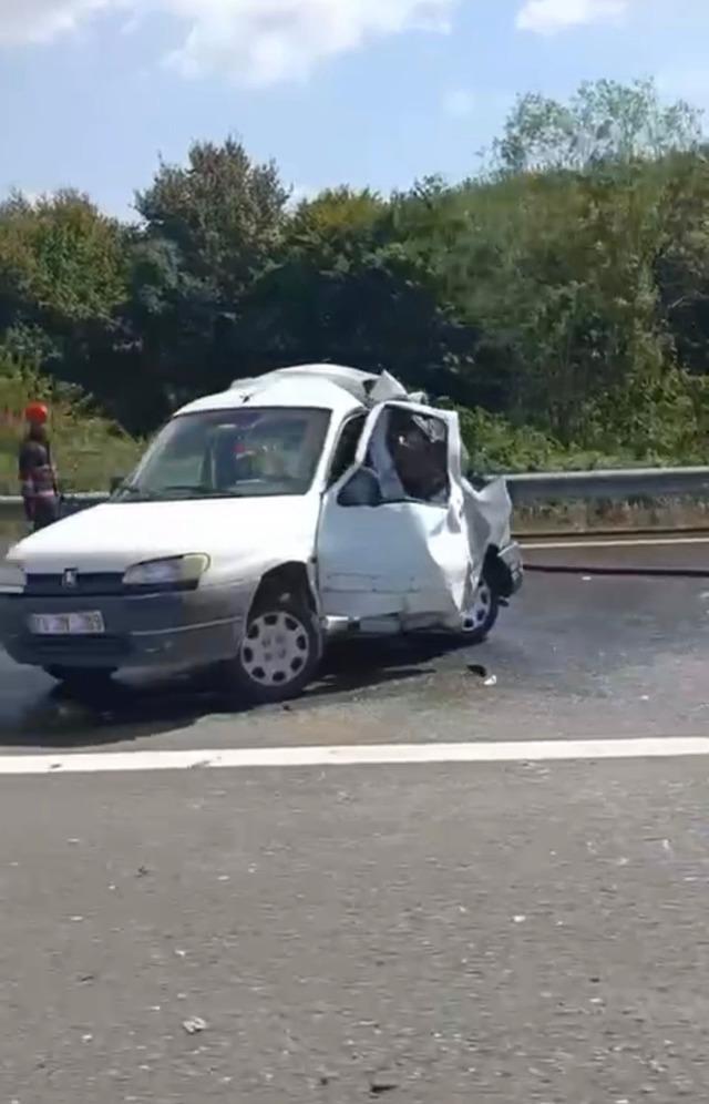 TEM'de feci kaza! TIR'ın çarptığı hafif ticari araç kağıt gibi ezildi: 1'i ağır, 2 yaralı 640xauto