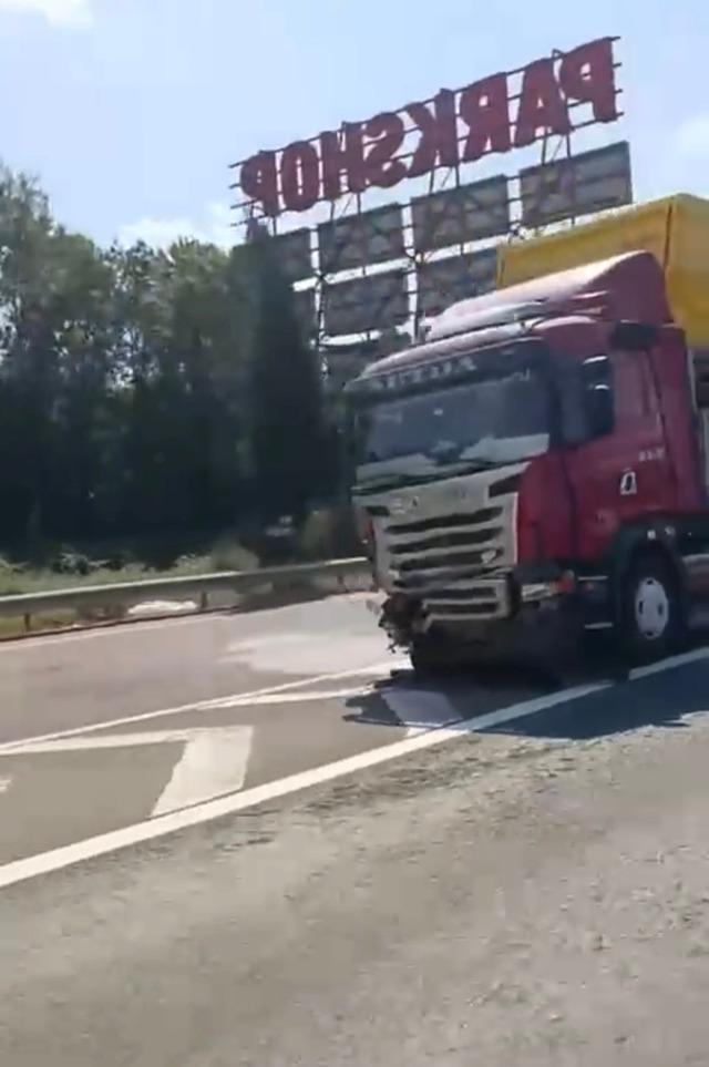 TEM'de feci kaza! TIR'ın çarptığı hafif ticari araç kağıt gibi ezildi: 1'i ağır, 2 yaralı 640xauto