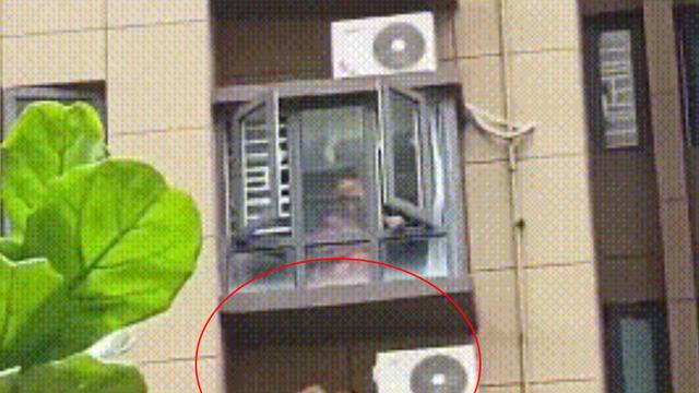 Kocası eve tahmin ettiğinden erken gelince sevgilisini balkon boşluğuna sakladı! Mahalleli sıkıştığını düşünüp itfaiyeye haber verdi... 