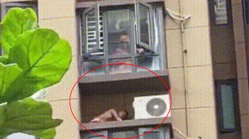 Kocası eve tahmin ettiğinden erken gelince sevgilisini balkon boşluğuna sakladı! Mahalleli sıkıştığını düşünüp itfaiyeye haber verdi... 