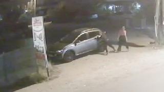 Kız arkadaşına sinirlenip başkasının arabasını yumrukladı! Bir gün önce sıfır alınmıştı... Görüntüleri izleyince şaşkına döndü