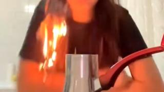 Video çekerken bir yanda saçları alev aldı! O anlar sosyal medyada çok konuşuldu... Eşlik ettiği şarkı çok manidar olmuş