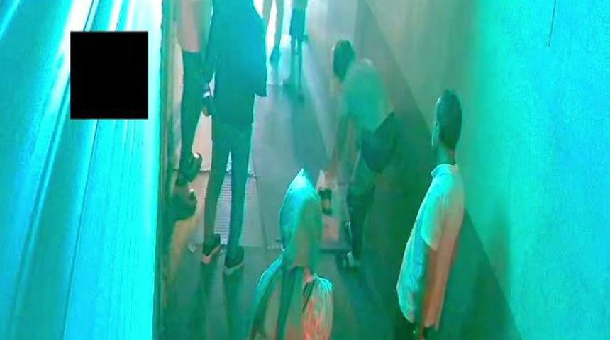 Neye uğradığını şaşırdı! Çaldığı telefonu vermek istemeyip soyundu 'Kendini cama sürtmeye başladı'