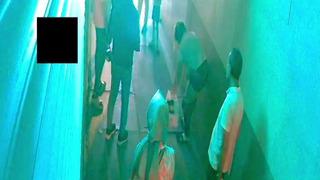 Neye uğradığını şaşırdı! Çaldığı telefonu vermek istemeyip soyundu 'Kendini cama sürtmeye başladı'