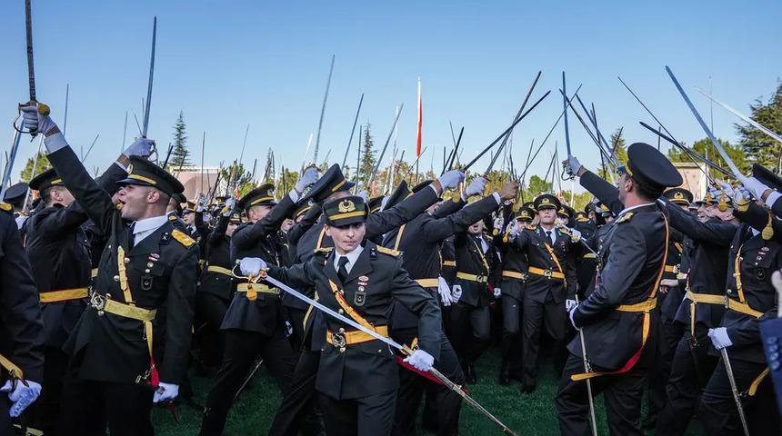 Kılıçlı yemin töreni sonrası TSK'dan istifa etti: Teğmenlerin bölük komutanı binbaşı, gerekçesini böyle sundu